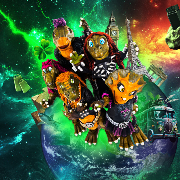 Kuva yhtyeestä dinosauruspuvut päällä